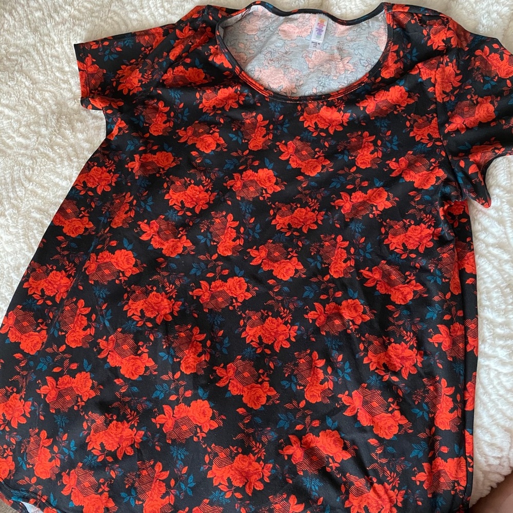 EUC LuLaRoe Classic Shirt, Roses / Size: 2XL